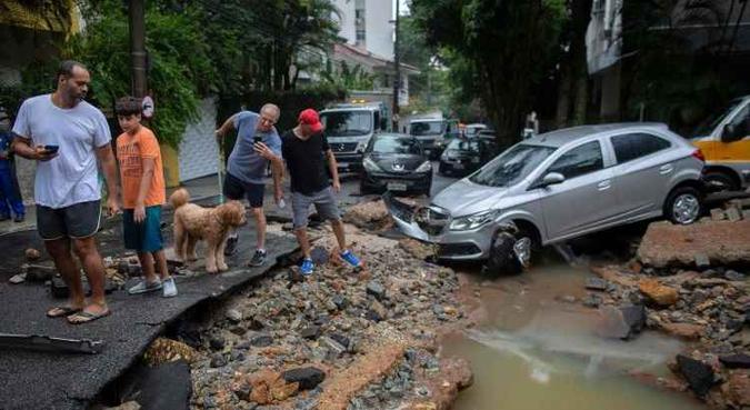 Estragos causados pelas fortes chuvas no Bairro Jardim Botânico, no Rio de Janeiro(foto: MAURO PIMENTEL/CB/D.A Press) Estragos causados pelas fortes chuvas no Bairro Jardim Botânico, no Rio de Janeiro(foto: MAURO PIMENTEL/CB/D.A Press)