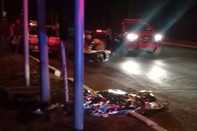 Motociclista não resistiu e morreu em local da batida no Lago Sul(foto: Corpo de Bombeiros/Divulgação) Motociclista não resistiu e morreu em local da batida no Lago Sul(foto: Corpo de Bombeiros/Divulgação)
