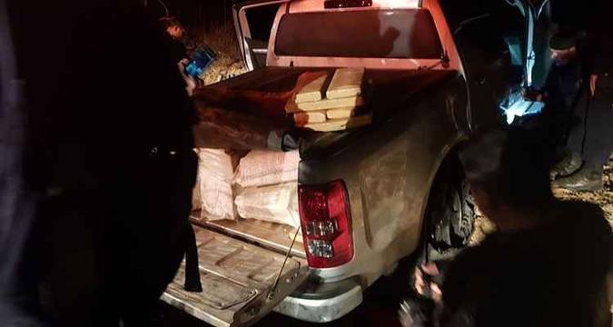Droga encheu o compartimento de cargas da camionete. O acusado só parou quando bateu o veículo em um barranco(foto: Divulgação/PMDF) Droga encheu o compartimento de cargas da camionete. O acusado só parou quando bateu o veículo em um barranco(foto: Divulgação/PMDF)