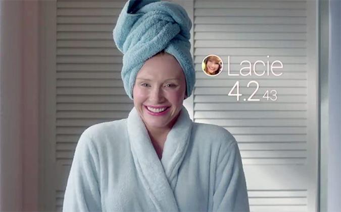 Episódio do seriado Black Mirror mostra uma sociedade onde as pessoas avaliam e dão notas virtuais sobre o comportamento de outras pessoas(foto: Divulgação) Episódio do seriado Black Mirror mostra uma sociedade onde as pessoas avaliam e dão notas virtuais sobre o comportamento de outras pessoas(foto: Divulgação)