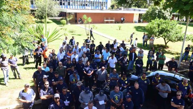 Servidores do DER fizeram um protesto contra a decisão do governo do DF de exonerar Henrique Luduvice do cargo de diretor após desabamento de viaduto no Eixão SulAntonio Cunha/CB/D.A Press Servidores do DER fizeram um protesto contra a decisão do governo do DF de exonerar Henrique Luduvice do cargo de diretor após desabamento de viaduto no Eixão SulAntonio Cunha/CB/D.A Press