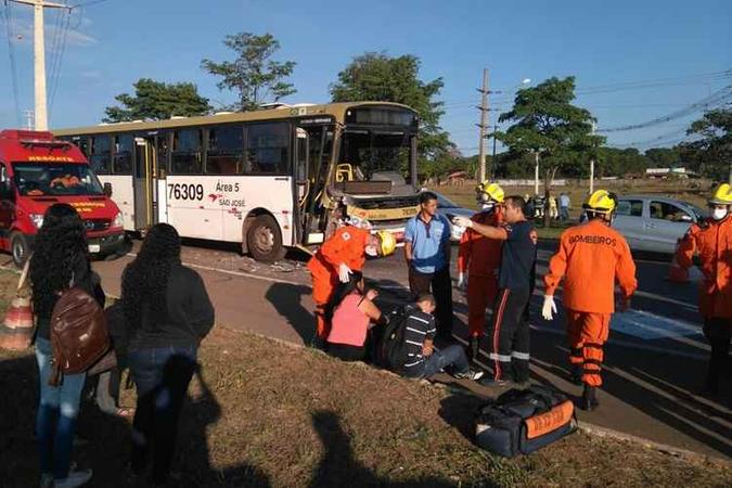 Segundo os Bombeiros, o ônibus da empresa São José colidiu na traseira de outro coletivo da empresa Urbi(foto: CBMDF/ divulgação) Segundo os Bombeiros, o ônibus da empresa São José colidiu na traseira de outro coletivo da empresa Urbi(foto: CBMDF/ divulgação)
