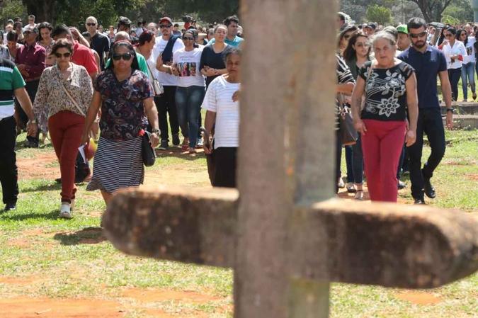 Amigos e parentes se despedem de JéssykaLuis Nova/Esp. CB/DA Press Amigos e parentes se despedem de JéssykaLuis Nova/Esp. CB/DA Press