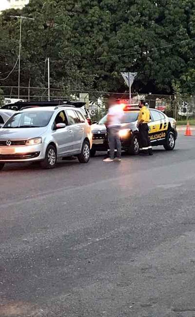 O condutor foi abordado quando dirigia o veículo em Águas Claras(foto: Detran-DF/Divulgação) O condutor foi abordado quando dirigia o veículo em Águas Claras(foto: Detran-DF/Divulgação)