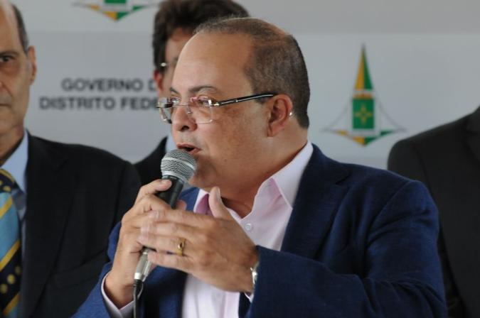 Ibaneis também assinou ordens de serviço para revitalização e recuperação de tesourinhas do Plano Piloto e de viadutos(foto: Carlos Vieira/CB/D.A Press) Ibaneis também assinou ordens de serviço para revitalização e recuperação de tesourinhas do Plano Piloto e de viadutos(foto: Carlos Vieira/CB/D.A Press)