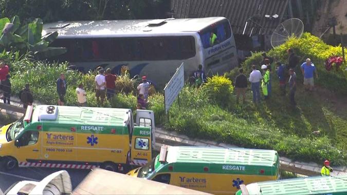 Ônibus cai em ribanceira na Rodovia Régis Bittencourt, em São Paulo(foto: Reprodução/ TV Globo ) Ônibus cai em ribanceira na Rodovia Régis Bittencourt, em São Paulo(foto: Reprodução/ TV Globo )
