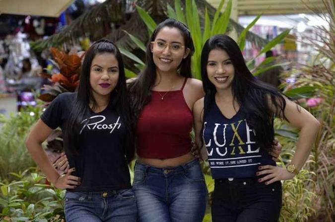 As amigas Drielle Esther, Deyse Caroline e Virginia Karoline: shopping acolhedor(foto: Marcelo Ferreira/CB/D.A Press)