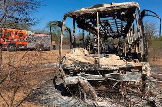 Na semana passada, 47 pessoas morreram em uma colisão entre dois ônibus na estrada entre Harare(foto: Reprodução/Twitter) Na semana passada, 47 pessoas morreram em uma colisão entre dois ônibus na estrada entre Harare(foto: Reprodução/Twitter)