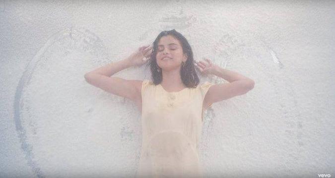 No clipe, Selena usa elementos que são usados como fetiches para homens(foto: Reprodução/Youtube) No clipe, Selena usa elementos que são usados como fetiches para homens(foto: Reprodução/Youtube)