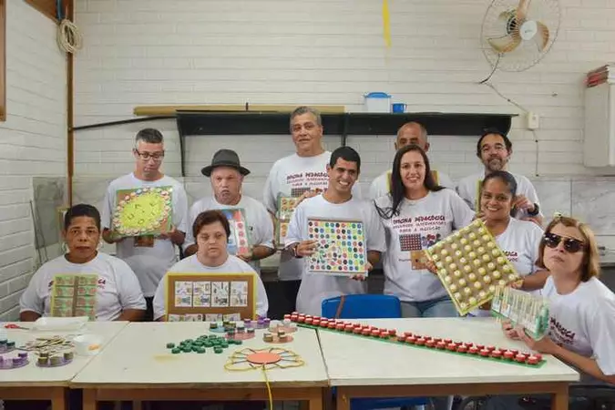 Alunos de 27 a 45 anos da EJA com os jogos construídos(foto: Clara Lobo/Esp. CB/D.A Press) Alunos de 27 a 45 anos da EJA com os jogos construídos(foto: Clara Lobo/Esp. CB/D.A Press)