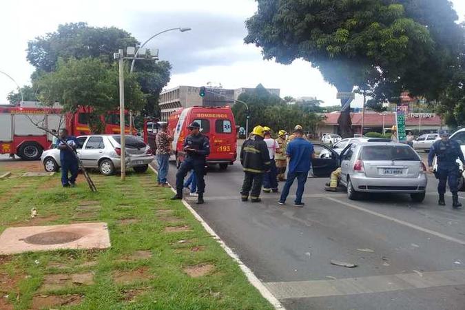 No acidente da Asa Norte, uma jovem de 22 anos precisou ser levada ao Hospital de Base com dores no pescoço(foto: Corpo de Bombeiros/Divulgação) No acidente da Asa Norte, uma jovem de 22 anos precisou ser levada ao Hospital de Base com dores no pescoço(foto: Corpo de Bombeiros/Divulgação)