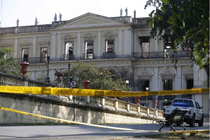 Construção de barreira nos arredores do Museu Nacional do Rio de Janeiro, após o incêndio(foto: Fernando Frazão/Agência Brasil) Construção de barreira nos arredores do Museu Nacional do Rio de Janeiro, após o incêndio(foto: Fernando Frazão/Agência Brasil)