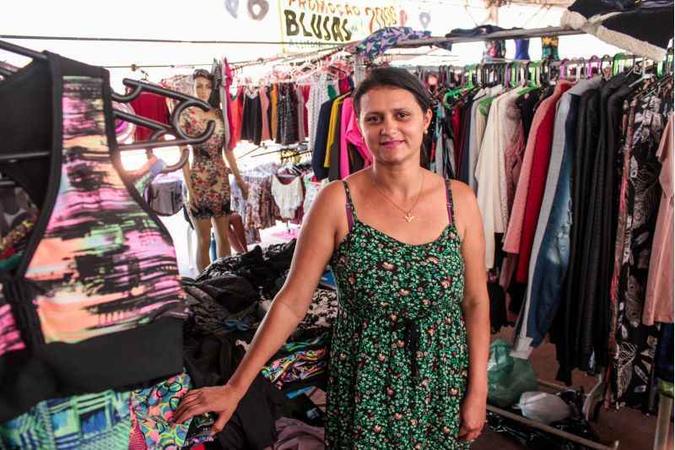 Antônia Feitosa vende roupas em uma feira para conseguir se sustentar depois que ficou desempregada(foto: Arthur Menescal/Esp. CB/D.A Press) Antônia Feitosa vende roupas em uma feira para conseguir se sustentar depois que ficou desempregada(foto: Arthur Menescal/Esp. CB/D.A Press)