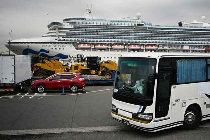 O navio tem cerca de 3.600 pessoas em quarentena a bordo devido a temores do novo coronavírus COVID-19.(foto: CHARLY TRIBALLEAU / AFP) O navio tem cerca de 3.600 pessoas em quarentena a bordo devido a temores do novo coronavírus COVID-19.(foto: CHARLY TRIBALLEAU / AFP)