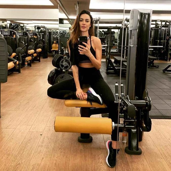 Para as mais discretas, o look all black não tem erro! As leggins pretas com tops e blusas da mesma tonalidade evitam manchas de suor aparentes e possíveis transparências %u2014 que também podem ser evitadas com acessórios fitness como o tapa bumbum. Na imagem, a atriz Thaila Ayala usa a composição monocromática sóbria.(foto: Instagram/Reprodução) Para as mais discretas, o look all black não tem erro! As leggins pretas com tops e blusas da mesma tonalidade evitam manchas de suor aparentes e possíveis transparências %u2014 que também podem ser evitadas com acessórios fitness como o tapa bumbum. Na imagem, a atriz Thaila Ayala usa a composição monocromática sóbria.(foto: Instagram/Reprodução)