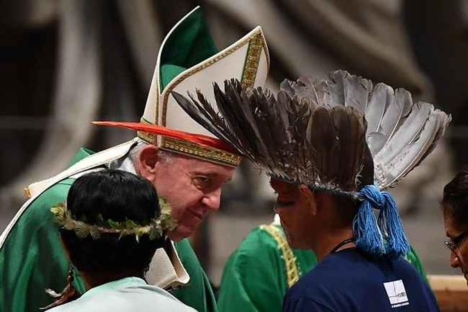 O Papa Francisco defendeu a justiça social e o respeito ambiental pela bacia amazônica, mas não recomendou a controversa ideia de padres casados.(foto: Tiziana FABI / AFP) O Papa Francisco defendeu a justiça social e o respeito ambiental pela bacia amazônica, mas não recomendou a controversa ideia de padres casados.(foto: Tiziana FABI / AFP)