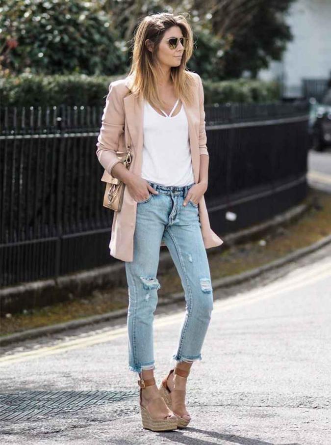 Uma opção prática é aliar a anabela ao jeans destroyed. Faça do blazer de alfaiataria o ponto focal do look para um visual mais elegante.(foto: Pinterest/Divulgação) Uma opção prática é aliar a anabela ao jeans destroyed. Faça do blazer de alfaiataria o ponto focal do look para um visual mais elegante.(foto: Pinterest/Divulgação)