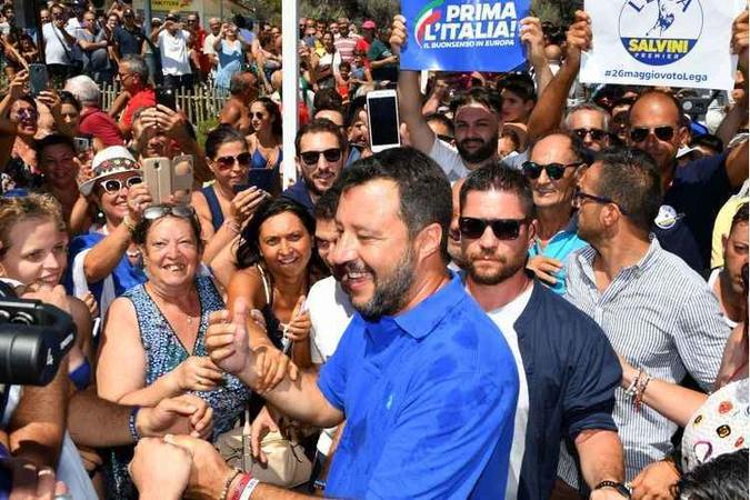 Matteo Salvini tira selfie com eleitores na Sicília, onde a política de portos fechados aos estrangeiros deu vitória estrondosa ao seu partido(foto: Alberto Pizzoli/AFP -10/8/19) Matteo Salvini tira selfie com eleitores na Sicília, onde a política de portos fechados aos estrangeiros deu vitória estrondosa ao seu partido(foto: Alberto Pizzoli/AFP -10/8/19)
