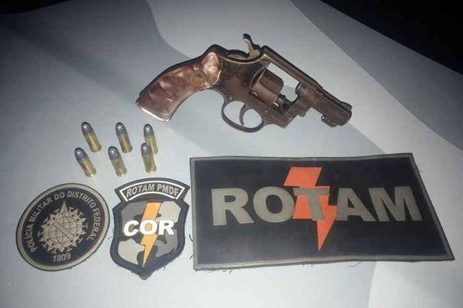 Um deles estava com um revólver e confessou ter roubado o carro havia 30 minutos(foto: Divulgação/PMDF) Um deles estava com um revólver e confessou ter roubado o carro havia 30 minutos(foto: Divulgação/PMDF)