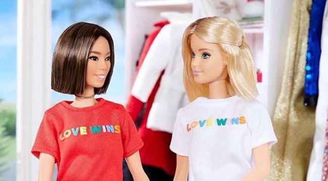Duas fotos diferentes com uma Barbie ao lado da boneca que reproduzia Aimee foram publicadas no perfil oficial da marca no Instagram(foto: Barbie Style/Instagram) Duas fotos diferentes com uma Barbie ao lado da boneca que reproduzia Aimee foram publicadas no perfil oficial da marca no Instagram(foto: Barbie Style/Instagram)
