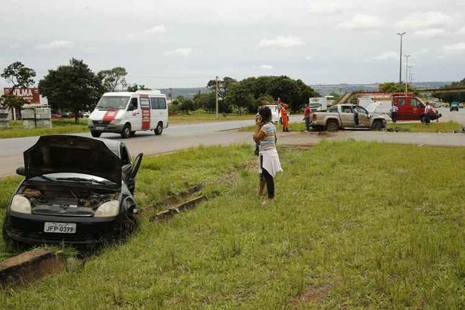 Motorista do Ford Fiesta pegou o retorno e, neste momento, colidiu contra a caminhonete (foto: Divulgação/Corpo de Bombeiros) Motorista do Ford Fiesta pegou o retorno e, neste momento, colidiu contra a caminhonete (foto: Divulgação/Corpo de Bombeiros)