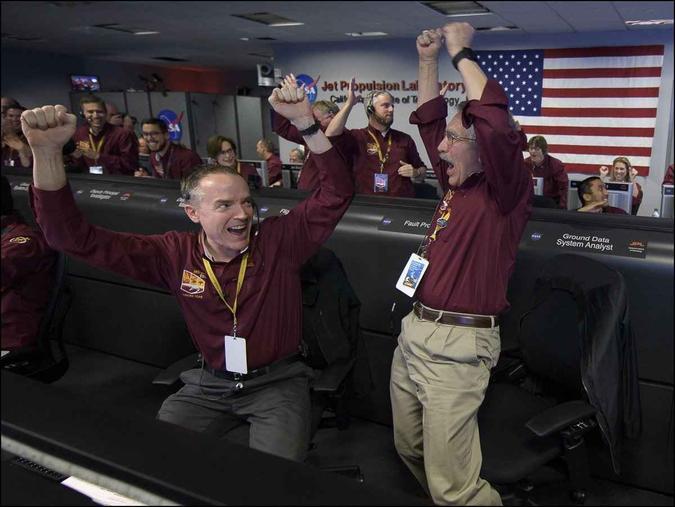 Técnicos da Nasa comemoram o pouso da sonda(foto: Reprodução/Nasa/Twitter) Técnicos da Nasa comemoram o pouso da sonda(foto: Reprodução/Nasa/Twitter)