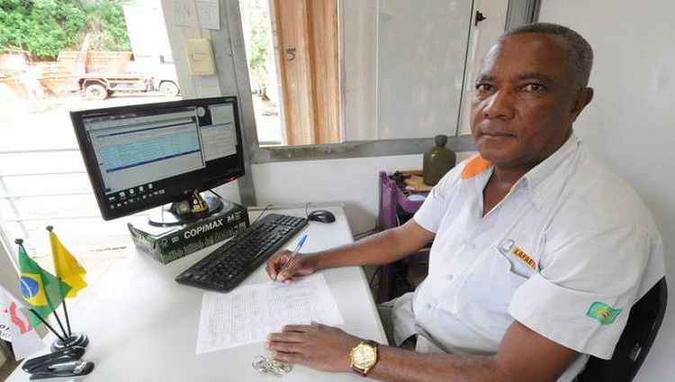 Eloísio Pereira, de 60 anos, assistente de programador da Lafaete, afirma que não só passa conhecimento aos mais jovens, como também aprende com eles(foto: Beto Novaes/EM/D.A Press) Eloísio Pereira, de 60 anos, assistente de programador da Lafaete, afirma que não só passa conhecimento aos mais jovens, como também aprende com eles(foto: Beto Novaes/EM/D.A Press)