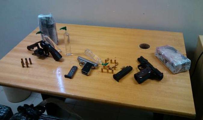 Além dos entorpecentes, a polícia também apreendeu armas, carros de luxo e dinheiro em espécie(foto: Divulgação/Polícia Civil) Além dos entorpecentes, a polícia também apreendeu armas, carros de luxo e dinheiro em espécie(foto: Divulgação/Polícia Civil)