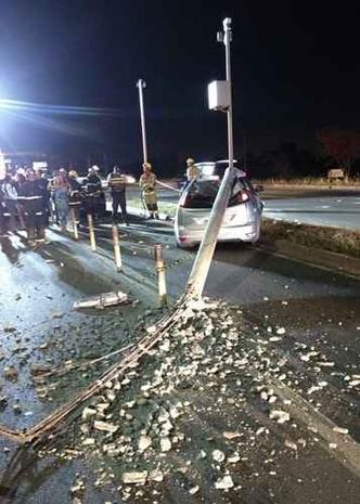 Três veículos colidiram na rodovia. Um dos motoristas perdeu o controle do volante e bateu contra o poste(foto: CBMDF/Divulgação) Três veículos colidiram na rodovia. Um dos motoristas perdeu o controle do volante e bateu contra o poste(foto: CBMDF/Divulgação)