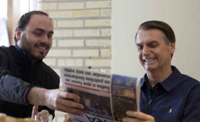 O presidente eleito Jair Messias Bolsonaro (PSL), com o seu filho Carlos Bolsonaro(foto: Jair Messias Bolsonaro/Instagram) O presidente eleito Jair Messias Bolsonaro (PSL), com o seu filho Carlos Bolsonaro(foto: Jair Messias Bolsonaro/Instagram)