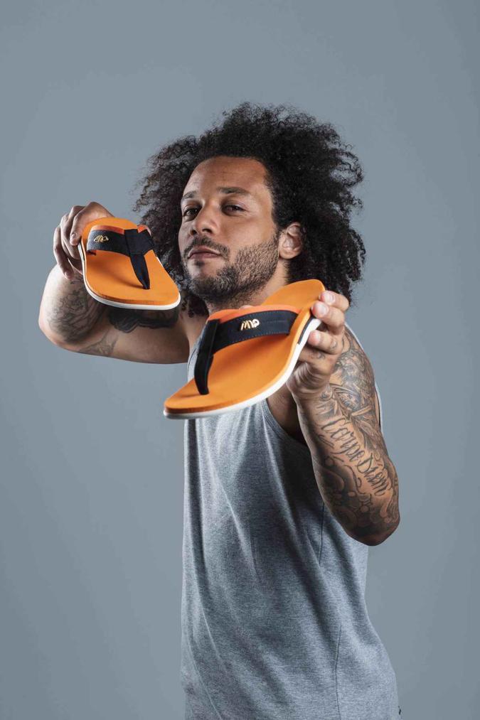 O jogador Marcelo Vieira, lateral-esquerdo da Seleção Brasileira, lança coleção de sandálias em parceria com a Kenner. A linha Kenner M12, com três modelos de sandálias de alta performance, é ideal para ser usada antes e depois da prática de esportes.(foto: Kenner/Divulgação) O jogador Marcelo Vieira, lateral-esquerdo da Seleção Brasileira, lança coleção de sandálias em parceria com a Kenner. A linha Kenner M12, com três modelos de sandálias de alta performance, é ideal para ser usada antes e depois da prática de esportes.(foto: Kenner/Divulgação)
