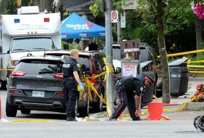 No final do domingo, 22/7, Hussain abriu fogo em direção a clientes de restaurantes e cafés das avenidas Danforth e Logan, no bairro residencial de Greektown(foto: Usman Khan / AFP) No final do domingo, 22/7, Hussain abriu fogo em direção a clientes de restaurantes e cafés das avenidas Danforth e Logan, no bairro residencial de Greektown(foto: Usman Khan / AFP)