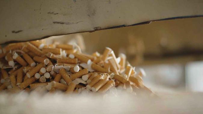 Filme percorre todas as etapas do ciclo do contrabando de cigarros ilegais do Paraguai para o Brasil(foto: Reprodução/Vice Brasil) Filme percorre todas as etapas do ciclo do contrabando de cigarros ilegais do Paraguai para o Brasil(foto: Reprodução/Vice Brasil)