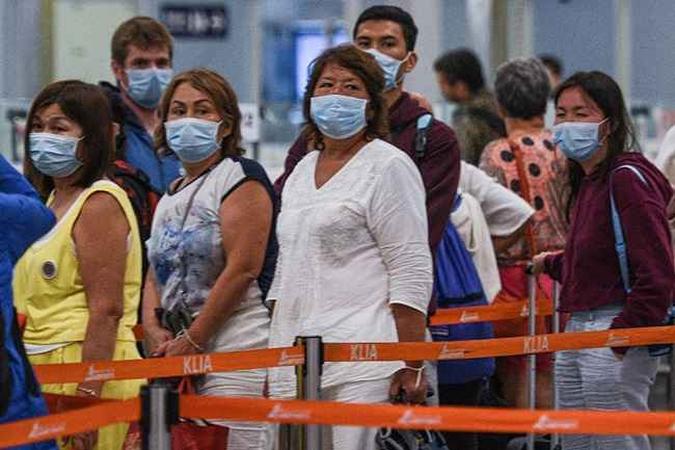 As autoridades de saúde anunciaram mais 26 mortes, o que eleva o balanço do coronavírus a 132 vítimas fatais, e 5.974 casos confirmados na China continental (sem contar Hong Kong).(foto: Mohd RASFAN / AFP) As autoridades de saúde anunciaram mais 26 mortes, o que eleva o balanço do coronavírus a 132 vítimas fatais, e 5.974 casos confirmados na China continental (sem contar Hong Kong).(foto: Mohd RASFAN / AFP)