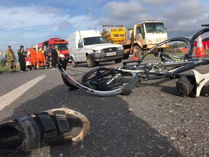 Ciclista não teve ferimentos graves(foto: Corpo de Bombeiros/Divulgação) Ciclista não teve ferimentos graves(foto: Corpo de Bombeiros/Divulgação)