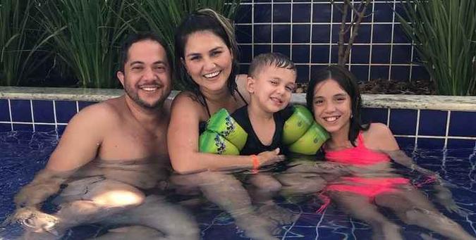 Rhany Holanda e família: todo cuidado é pouco para manter as crianças seguras(foto: Arquivo Pessoal) Rhany Holanda e família: todo cuidado é pouco para manter as crianças seguras(foto: Arquivo Pessoal)