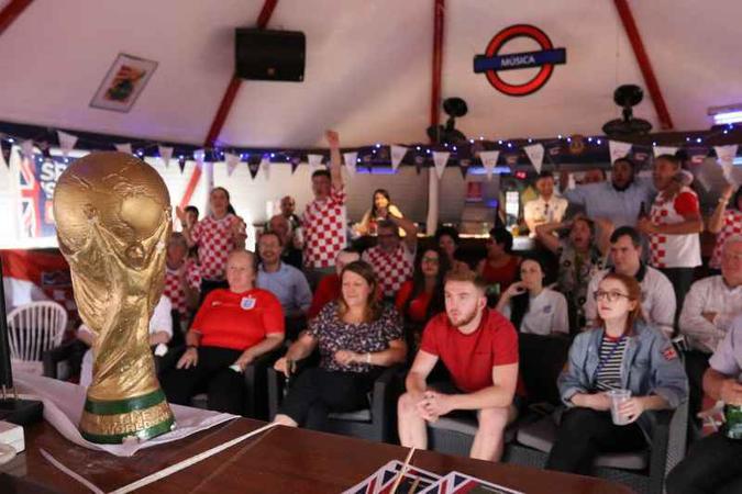 Boas relações diplomáticas: torcedores das seleções adversárias na semifinal de ontem dividiram espaço na representação diplomática britânica, em harmonia, mas com muita empolgação de ambos os lados (foto: Arthur Menescal/Esp. CB/D.A Press ) Boas relações diplomáticas: torcedores das seleções adversárias na semifinal de ontem dividiram espaço na representação diplomática britânica, em harmonia, mas com muita empolgação de ambos os lados (foto: Arthur Menescal/Esp. CB/D.A Press )