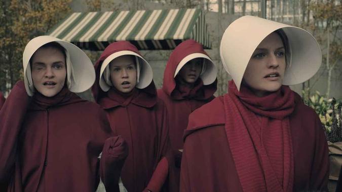 The handmaid's tale: Principal estreia deste ano do streaming Hulu, a produção tem como base o livro homônimo de Margaret Atwood e retrata um futuro em que as taxas de fertilidade do mundo sofrem uma queda brusca. Nesse contexto, um grupo cristão radical assume parte do território dos EUA e divide a sociedade em castas. Nelas, as mulheres férteis se tornam aias e são estupradas por seus mestres em um ritual. A série foi o destaque do Emmy 2017, ao vencer seis categorias.Reprodução/Internet The handmaid's tale: Principal estreia deste ano do streaming Hulu, a produção tem como base o livro homônimo de Margaret Atwood e retrata um futuro em que as taxas de fertilidade do mundo sofrem uma queda brusca. Nesse contexto, um grupo cristão radical assume parte do território dos EUA e divide a sociedade em castas. Nelas, as mulheres férteis se tornam aias e são estupradas por seus mestres em um ritual. A série foi o destaque do Emmy 2017, ao vencer seis categorias.Reprodução/Internet