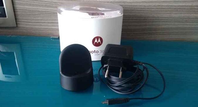 É necessário usar um dock para carregar o Moto 360 Sport(foto: Álef Calado/Esp. CB/D.A Press) É necessário usar um dock para carregar o Moto 360 Sport(foto: Álef Calado/Esp. CB/D.A Press)