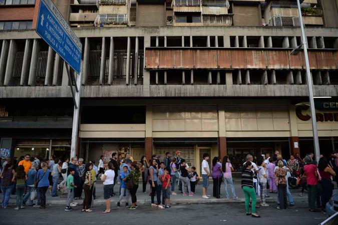 Os venezuelanos tiveram que evacuar os prédios por causa do abalo sísmico(foto: Federico Parra / AFP) Os venezuelanos tiveram que evacuar os prédios por causa do abalo sísmico(foto: Federico Parra / AFP)