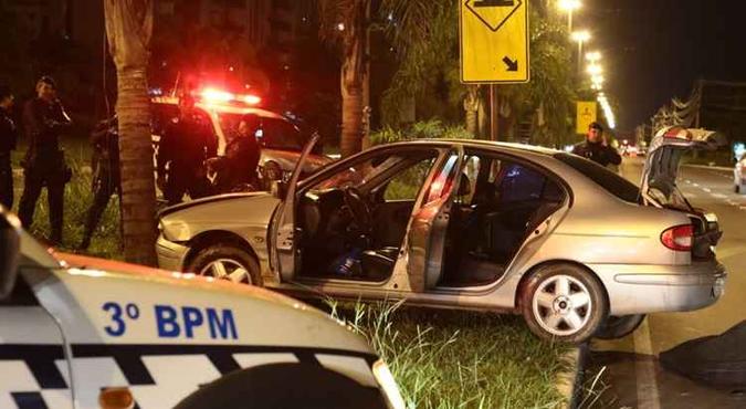 Após ser abordado pela polícia, jovem fugiu pela contramão da 1ª Avenida do Sudoeste e acabou batendo em árvore(foto: Luis Nova/Esp. CB/D.A. Press) Após ser abordado pela polícia, jovem fugiu pela contramão da 1ª Avenida do Sudoeste e acabou batendo em árvore(foto: Luis Nova/Esp. CB/D.A. Press)