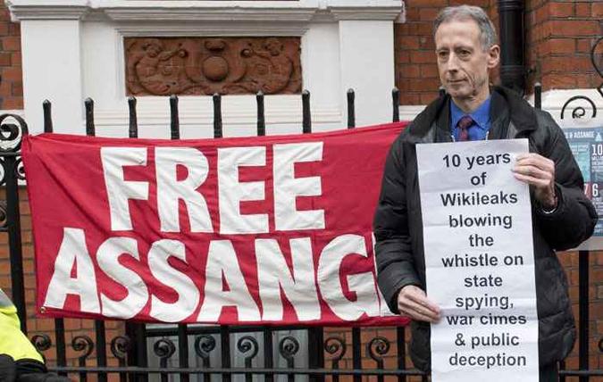 Grupos de direitos humanos prestam apoio ao fundador do do WikiLeaks, Julian Assange(foto: AFP / JUSTIN TALLIS ) Grupos de direitos humanos prestam apoio ao fundador do do WikiLeaks, Julian Assange(foto: AFP / JUSTIN TALLIS )