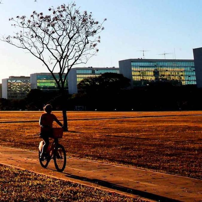 A previsão para quarta-feira é de temperatura máxima de 30ºC e mínima de 14ºC, com umidade entre 15% e 60%(foto: Carlos Silva/CB/D.A Press) A previsão para quarta-feira é de temperatura máxima de 30ºC e mínima de 14ºC, com umidade entre 15% e 60%(foto: Carlos Silva/CB/D.A Press)
