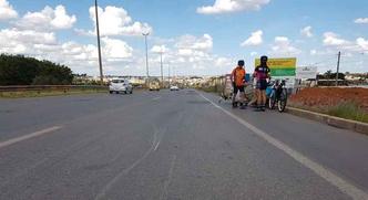 Ciclistas atingidos recebem apoio de companheiros à beira da rodovia(foto: Divulgação/PMDF) Ciclistas atingidos recebem apoio de companheiros à beira da rodovia(foto: Divulgação/PMDF)