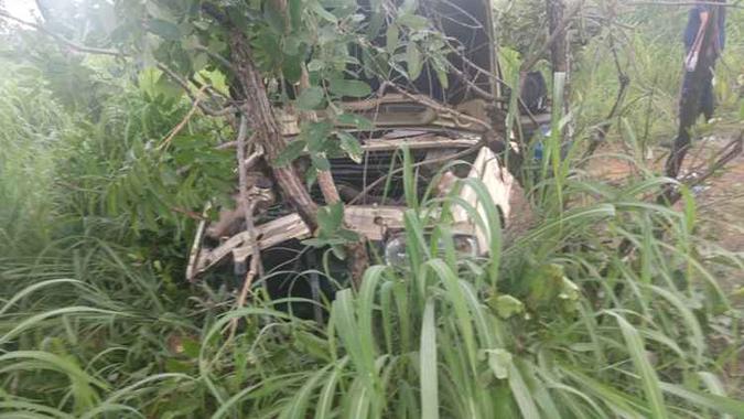 Na BR-020, motorista colidiu o carro contra uma árvore. Ele está em estado grave no Hospital de Formosa(foto: Divulgação/PRF) Na BR-020, motorista colidiu o carro contra uma árvore. Ele está em estado grave no Hospital de Formosa(foto: Divulgação/PRF)