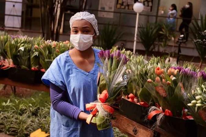 Profissionais de saúde recebem flores doadas pela Embaixadas dos Países Baixos nesta sexta-feira (29/5)(foto: Divulgação) Profissionais de saúde recebem flores doadas pela Embaixadas dos Países Baixos nesta sexta-feira (29/5)(foto: Divulgação)