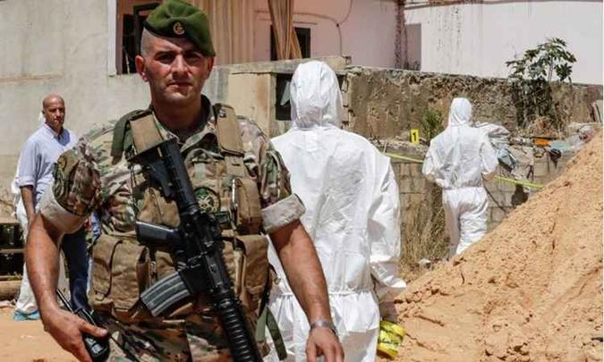Militares fazem buscas em área onde drones caíram no Líbano(foto: AFP / ANWAR AMRO) Militares fazem buscas em área onde drones caíram no Líbano(foto: AFP / ANWAR AMRO)