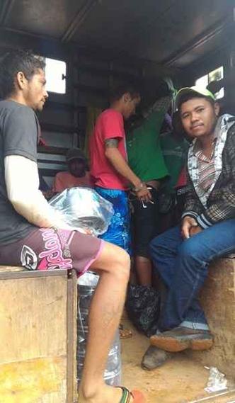 Os trabalhadores eram transportados em um caminhão, que foi parado pela polícia(foto: Polícia Militar/Divulgação) Os trabalhadores eram transportados em um caminhão, que foi parado pela polícia(foto: Polícia Militar/Divulgação)