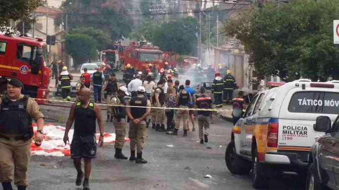 Um avião de pequeno porte caiu em um cruzamento do Bairro Caiçara, Região Noroeste de Belo Horizonte. Carros foram atingidos e pessoas morreram(foto: Paulo Filgueiras/EM/DA Press) Um avião de pequeno porte caiu em um cruzamento do Bairro Caiçara, Região Noroeste de Belo Horizonte. Carros foram atingidos e pessoas morreram(foto: Paulo Filgueiras/EM/DA Press)