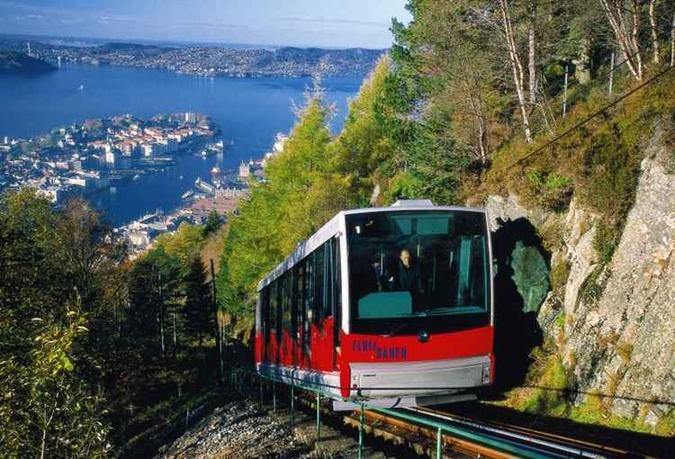 O Funicular Floibanen leva os turistas para passear no alto do Monte Floyen(foto: Visit Norway/Divulgação) O Funicular Floibanen leva os turistas para passear no alto do Monte Floyen(foto: Visit Norway/Divulgação)